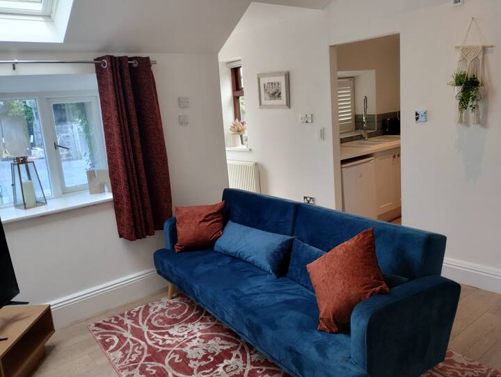 Beautiful Self Contained Stone Lodge - Bristol Airport (BRS)
