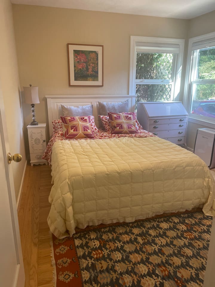 Chumba cha pili cha kulala kilicho na dawati/kabati la kukunjwa