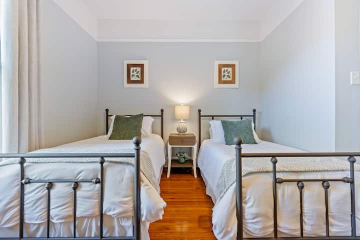 2 ტყუპი საწოლი მეხსიერების ქაფის მატრასებით. Პატარა კარადა ტანსაცმლის საკიდებით. Ყველა ფანჯარაზე არსებული ფარდები. 