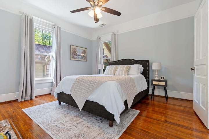 მე-2 სართულის საწოლი მეხსიერების ქაფის მატრასით, პატარა კარადა ტანსაცმლის საკიდებით და უშუქო ფარდებით ყველა ფანჯარაზე. 