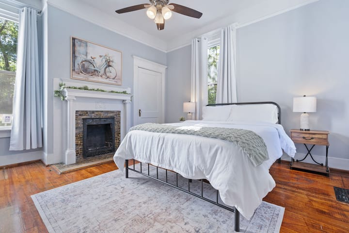 Დედოფლის ქვედა საძინებელი მწვანე ჩაის მეხსიერების ქაფის ლეიბით. Პატარა კარადა ტანსაცმლის საკიდებით. Უშაქრო ფარდები.  ლამპები შტეფსელებით თქვენი ელექტრონული მოწყობილობების დასამუხტად. 