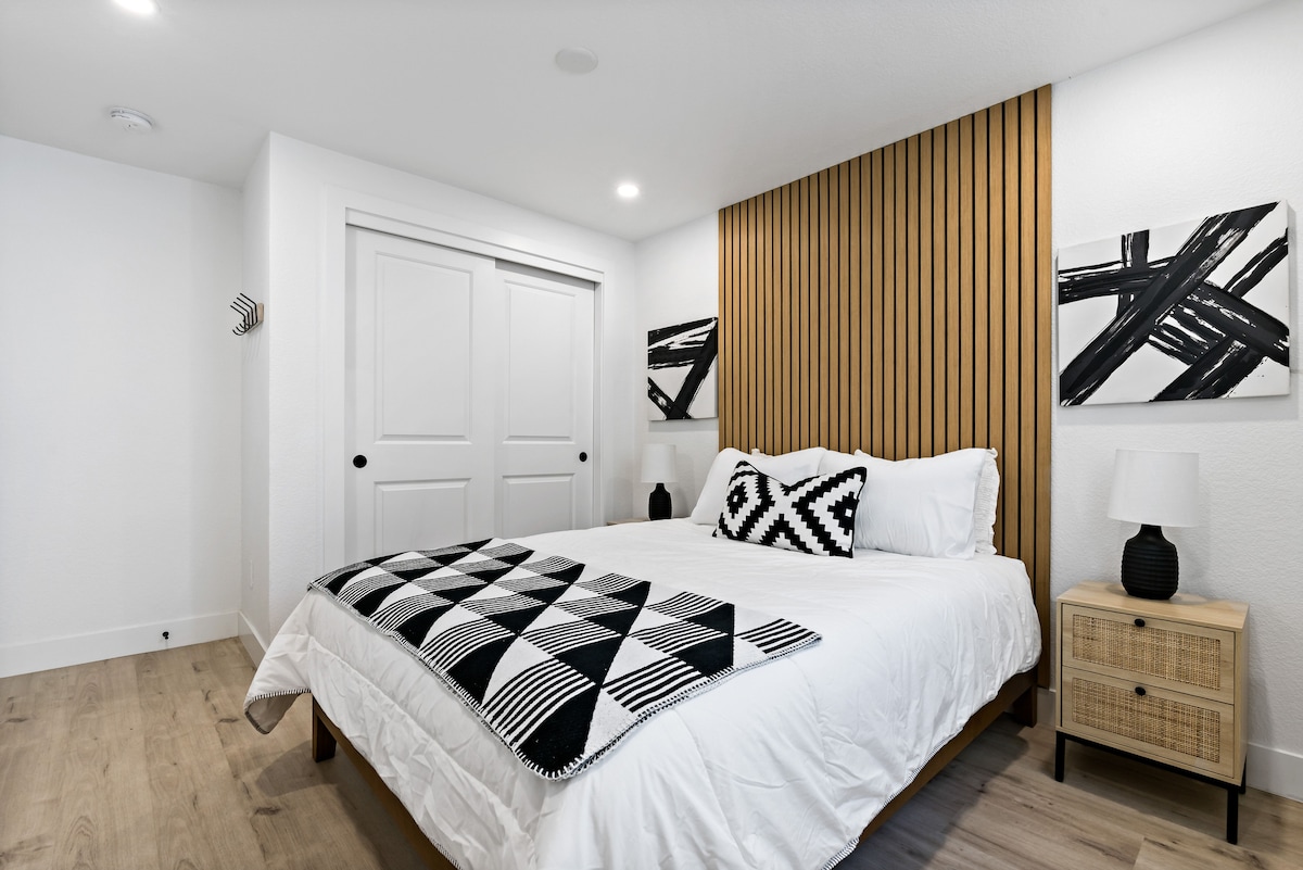 En nuestra habitación Onyx Woodland, una cama tamaño queen tiene capacidad para dos huéspedes cómodamente, con una ventana de salida que proporciona seguridad adicional.