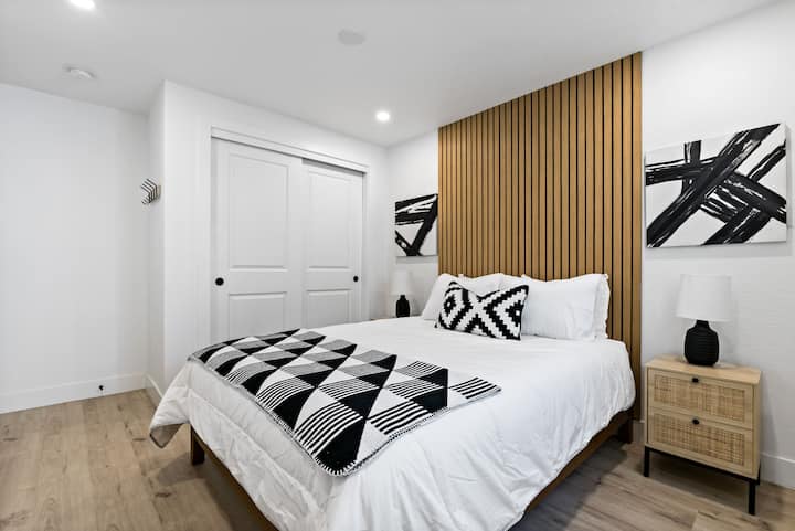 In our Onyx Woodland room, a queen bed comfortably accommodates two guests, with an egress window providing added safety.