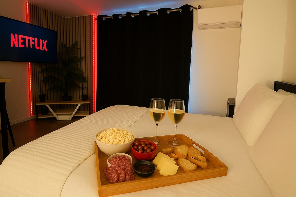 Maak het jezelf gemakkelijk: de smart-tv wacht op je met Netflix (verbind gewoon je account) en YouTube Premium is al klaar om naar je favoriete muziek te luisteren zonder advertenties of onderbrekingen. (Staging tray niet inbegrepen.)