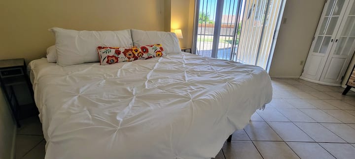Master en suite con cama king y baño adjunto de 3/4.