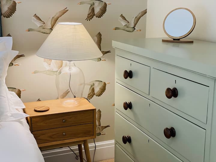 Táto izba môže byť buď nakonfigurovaná na tri jednolôžka, alebo jednu superkvalitnú posteľ a jednu jednolôžkovú. Všetky postele sú vybavené super pohodlnými matracmi a chráničmi matracov.