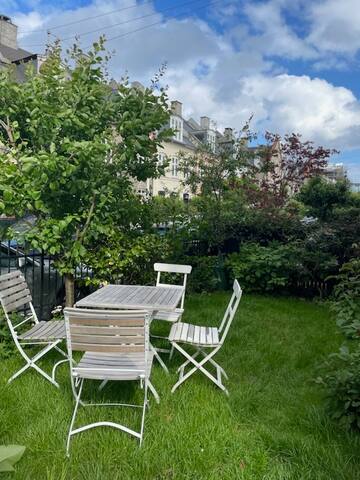 Summer in a unique lakeview town house central CPH gallery image 3