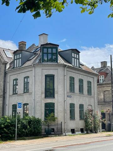 Summer in a unique lakeview town house central CPH