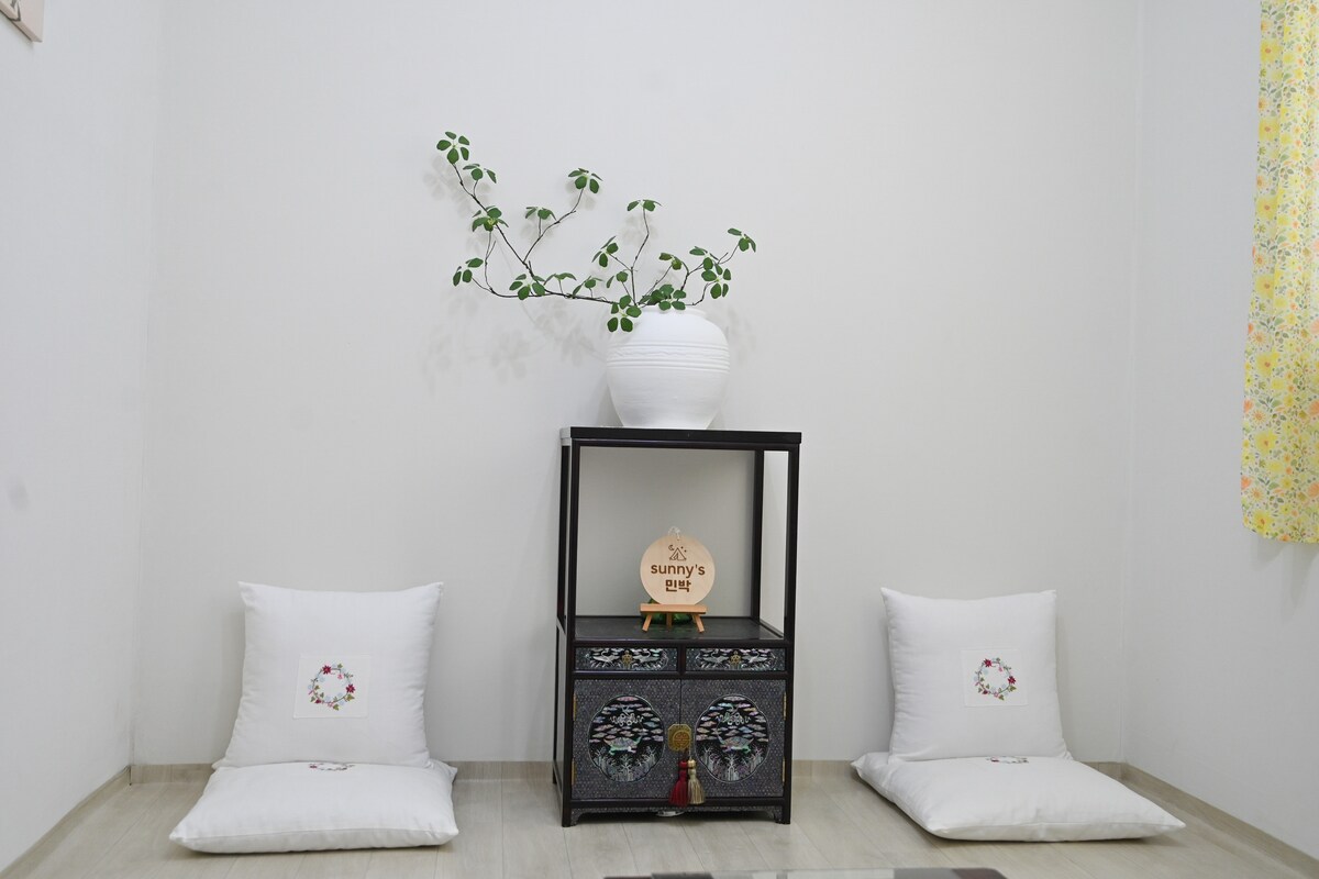 החדר הקטן יכול לשמש כאזור חידוש, משחק או מנוחה לשני אנשים, ואם יש אנשים נוספים, יש מצעים נוספים, כך שתוכלו להשתמש בו כחדר שינה.