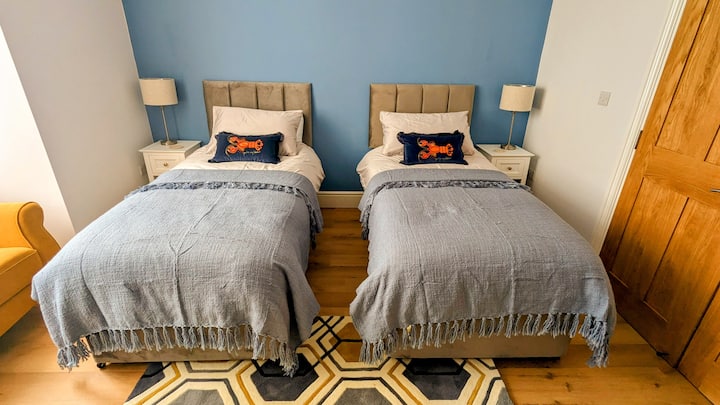 Არასავალდებულო შეთანხმება, როგორც სუპერმასპინძელი ან ორი ერთადგილიანი საწოლი.