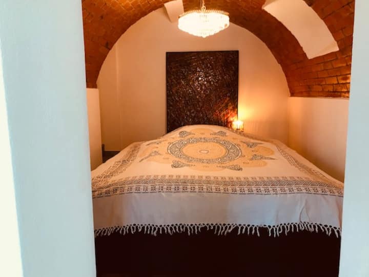 Ძალიან მყუდრო საძილე გამოქვაბული კომფორტული ორადგილიანი საწოლით 2 ლეიბით...