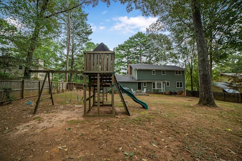 3 Bedroom Home w/ Fully Fenced in Backyard!