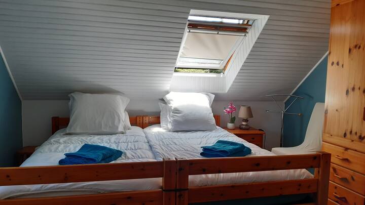 Arriba, un gran dormitorio que consta de 2 camas de 90 x 190 que se pueden separar bajo petición previa y dos armarios a su disposición.
Se puede instalar una cuna previa solicitud.