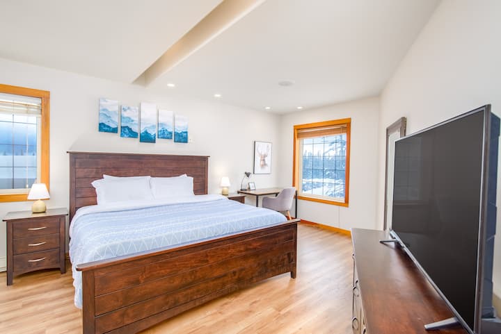 جناح رئيسي ضخم بمساحة 250 قدمًا مربعًا مع حمام داخلي ومساحة عمل وتلفزيون