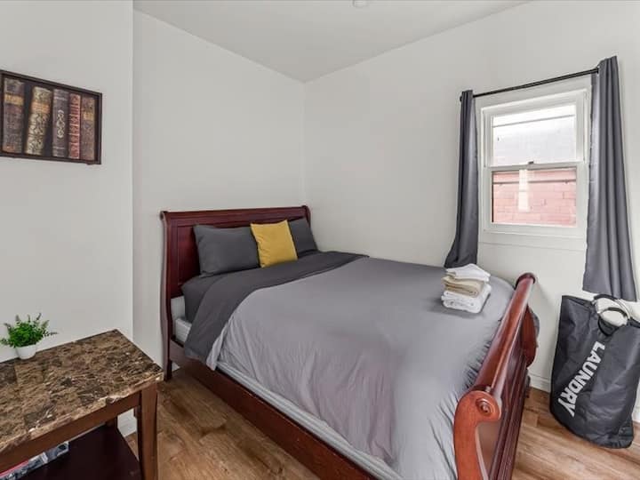 Објект А Спална соба (1 од 2 спални соби во единица А)
Во близина на дневна соба 