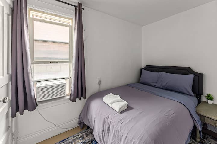 Спална соба од единица В (1 од 3)
Во близина на дневна соба 
Централниот воздух сега е инсталиран 
*нема повеќе прозорци *