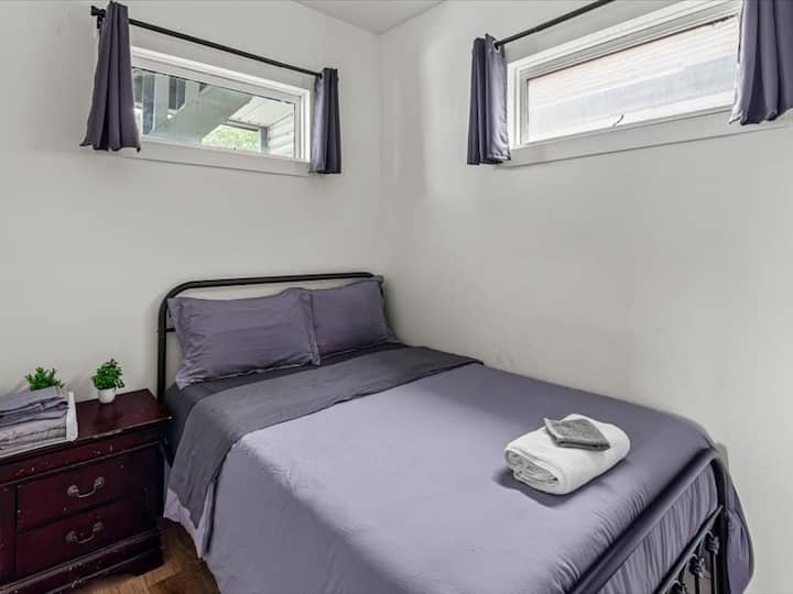 Единица А Спална соба (1 од 2 спални соби за единица А)
Во близина на влез/покриен трем