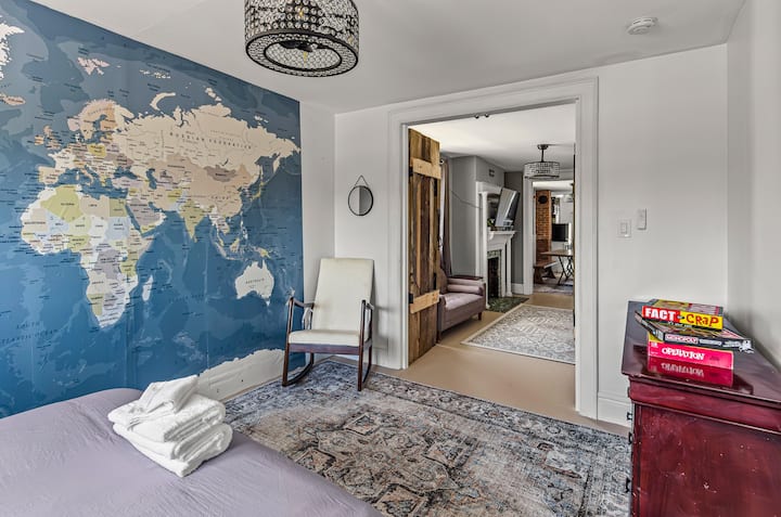 Единица В Голема главна спална соба со мала корисна четврта спална соба со душек со двојна големина и некои играчки/биро. (1 од 3)

Совршено за патувачки семејства со мали деца кои сакаат да бидат блиску до родителите 