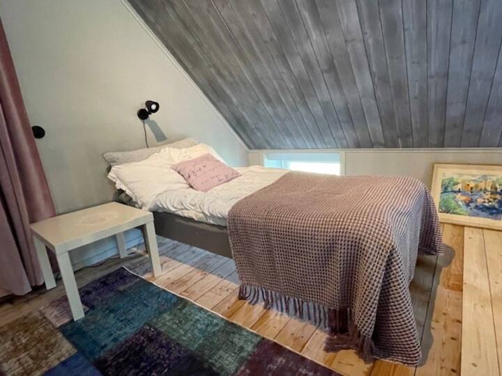 Enkelsäng på sovloftet