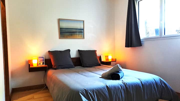 房间正东裸露。