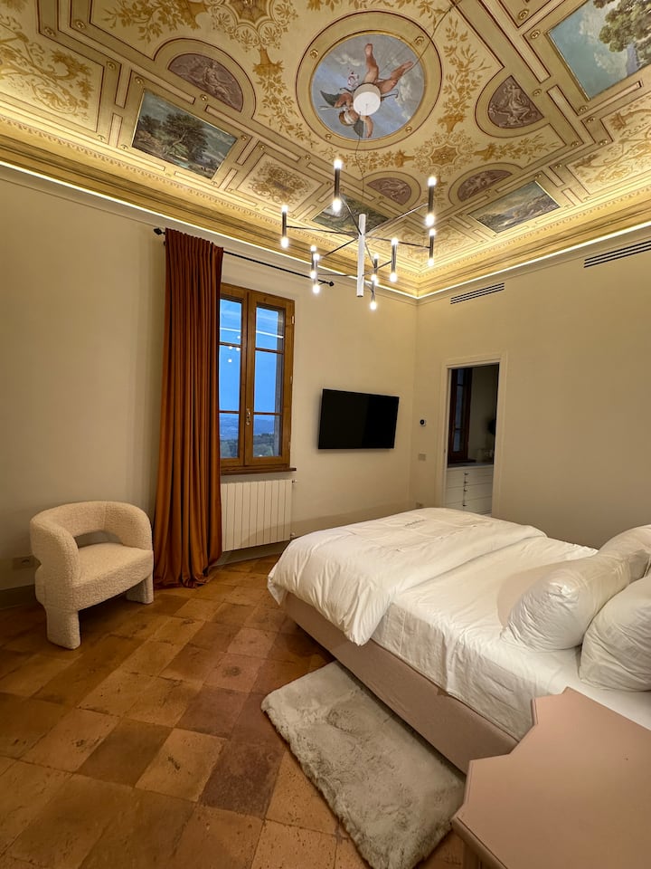 Toto je spálňa č.1 na prvom poschodí s úžasnými ručne maľovanými stropmi, ktoré sú staré viac ako 100 rokov. 