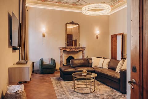 City Center Palazzo: 4 King BR 6 Bath and Garage