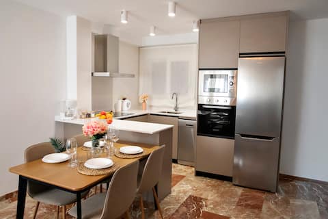 Top Airbnb: Lovely apartment with parking in Granada en Granada