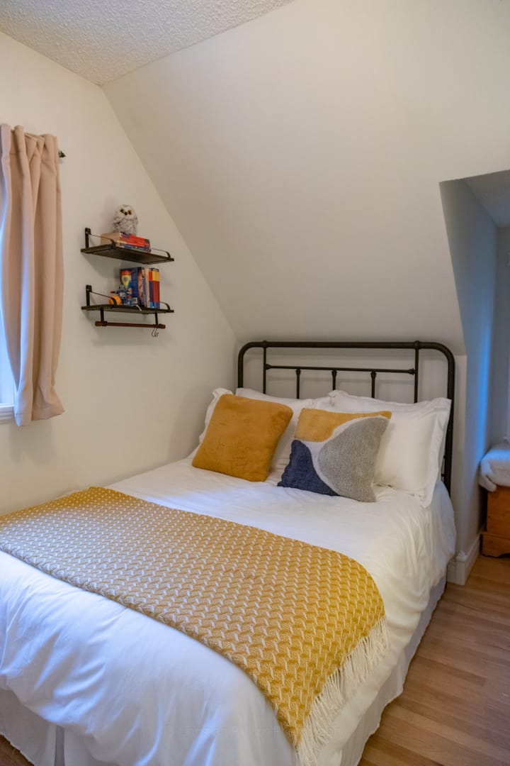 غرفة نوم ثانية مريحة تستوعب ما يصل إلى 4 ضيوف، وتتميز بسرير كامل وسرير متحرك واحد قابل للسحب. 