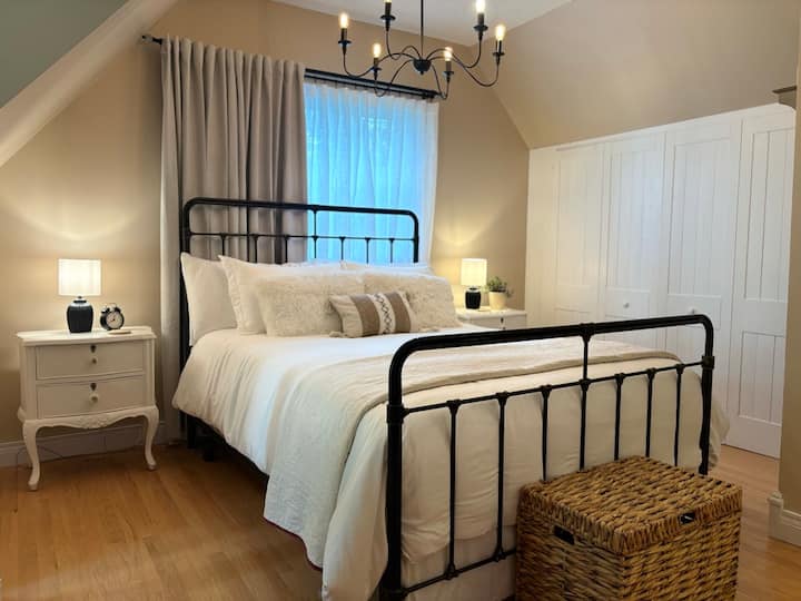 غرفة النوم الأساسية المشرقة والجذابة والطازجة هي ملاذك المثالي للراحة والرومانسية.