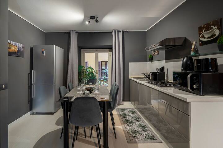 Cathedral center 50meters Via Torino-apt. 2 floors gallery image 3