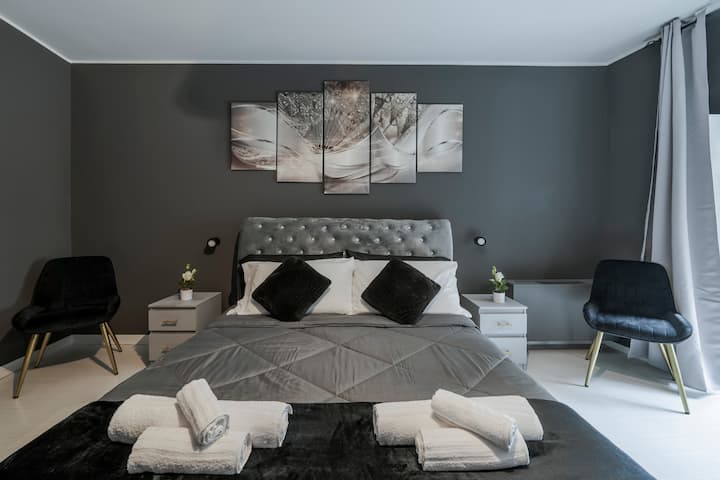 Საწოლი 152 × 203 სმ ხავერდში. Აღჭურვილია 4 ბალიშითა და ორმაგი ლეიბით 20 სმ სიმაღლის მეხსიერების ქაფით. 
Არის ორი ხავერდის სავარძელი, ორი ხავერდის ტუმბო და ორი კედელზე მიმაგრებული შეხების ბაშური შუქდიოდური განათებით სიკაშკაშის სამ დონეზე.
