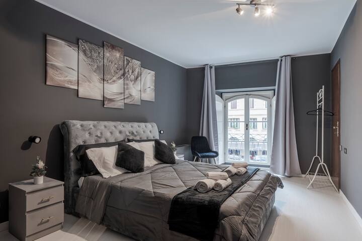 Cathedral center 50meters Via Torino-apt. 2 floors gallery image 5