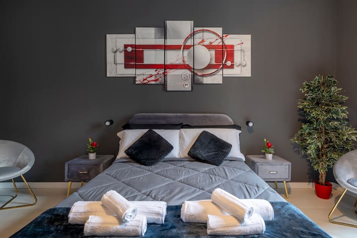 ფრანგული ხავერდის საწოლი 4 ბალიშით და 20 "-იანი მეხსიერების ქაფის ლეიბი, ორი ხავერდის სავარძელი, ორი ხავერდის ტუმბო და ორი კედელზე მიმაგრებული ბაშური შტრიხები შუქდიოდური განათებით სიკაშკაშის სამ დონეზე.
