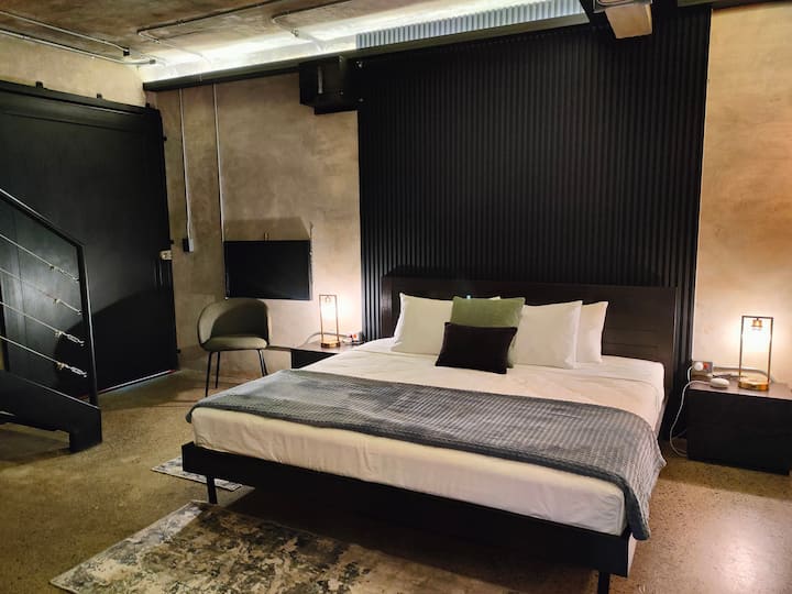 + Lit king size, draps 100 % coton avec un nombre de fils de 500. 
+ Matelas traité sous vide avec lumière UV pour une plus grande propreté.
+ Un Google Home de chevet pour contrôler les lumières et la climatisation par la voix.