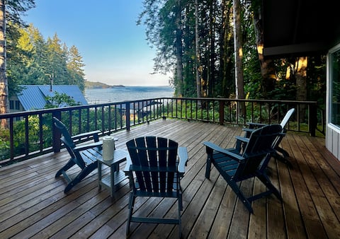 Cozy wooded waterfront cabin, views, kayaks, WiFi
