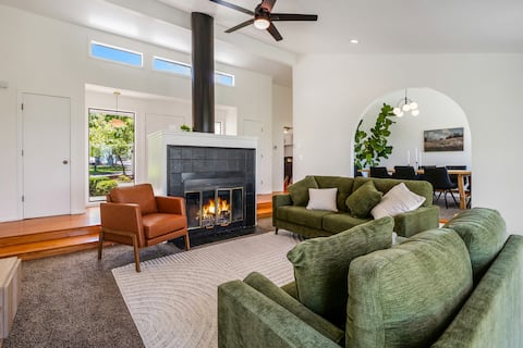 Casa Lobo Lakefront Getaway