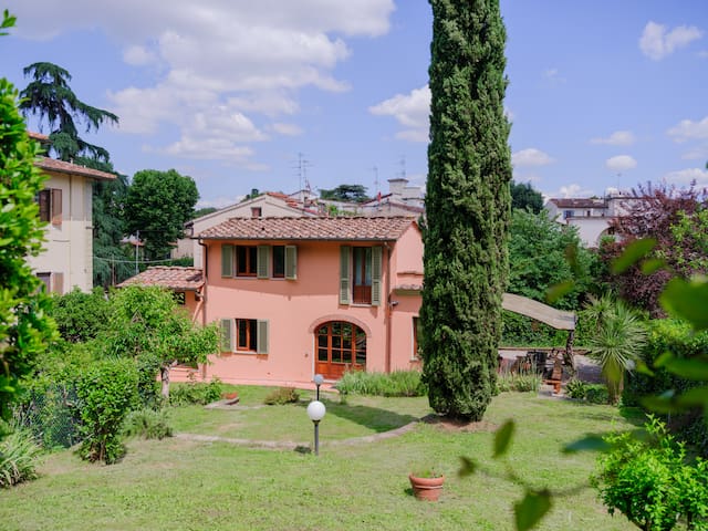 Stalla – Villa with garden in the historic center