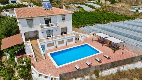 Dream villa: wake-up with see views and salt pool