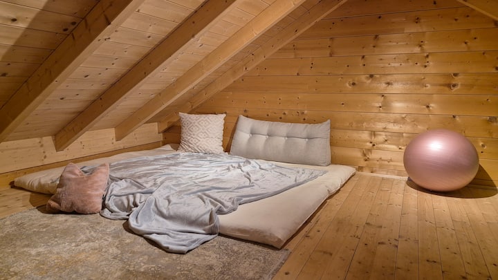 Გალერეის ოთახში დაგხვდებათ მაღალი ხარისხის, ორგანული ფუტონი, რომელიც კომფორტულ საცხოვრებელს სთავაზობს სამ ზრდასრულს ან ოთხ ბავშვს, ასევე, მყარი ხისგან დამზადებულ ერთადგილიან საწოლს. 