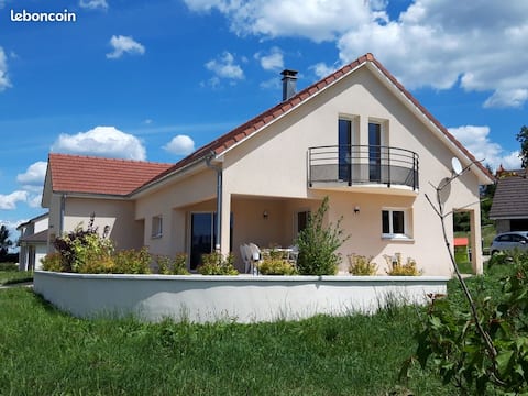 Charming house 500 m from Lake Chalain