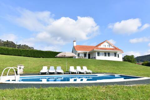 Spectacular house with swimming pool and garden