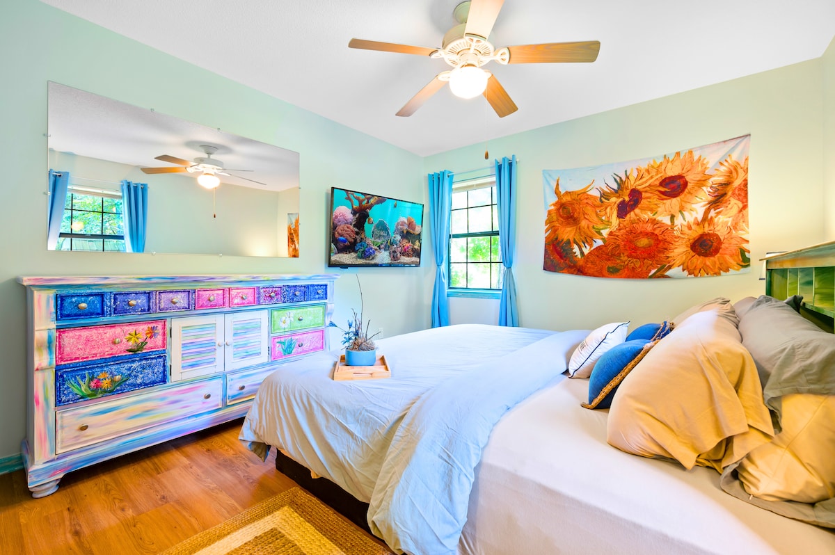 Opustite se u svojoj spavaćoj sobi s živopisnom tapiserijom od suncokreta inspiriranom Van Goghom, pametnim televizorom od 40 inča i neobičnom komodom ispod velikog ogledala. Uživajte u udobnosti bračnog kreveta i pažljivo ukrašenog tepiha. 