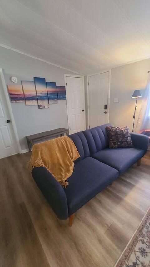 Quiet Pet Friendly 3 bed near lakes sports & more!