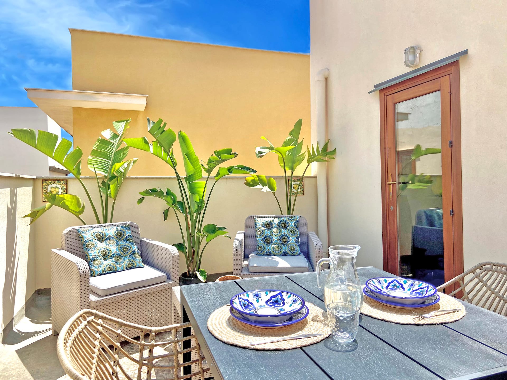 2 min from the Beach + Terrace [City Center]