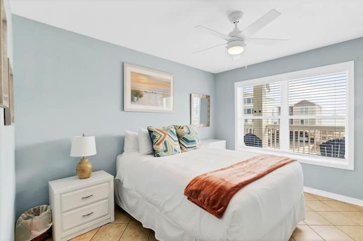 Dormitorio con cama queen