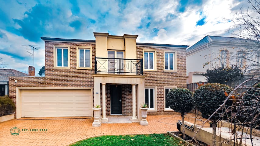 Balwyn Luxury 5BR Mansion with Cinema & BBQ