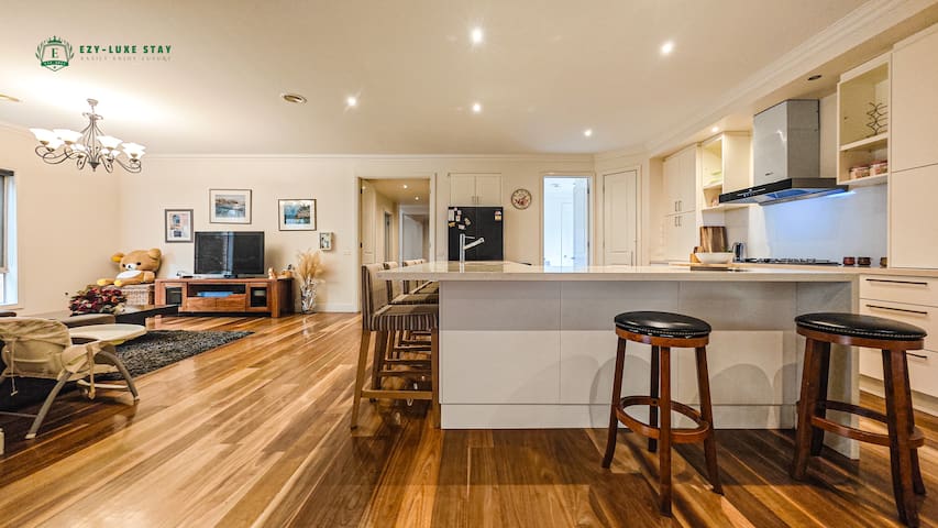 Balwyn Luxury 5BR Mansion with Cinema & BBQ gallery image 4