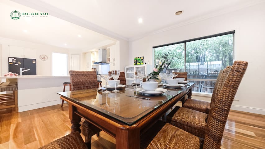 Balwyn Luxury 5BR Mansion with Cinema & BBQ gallery image 3