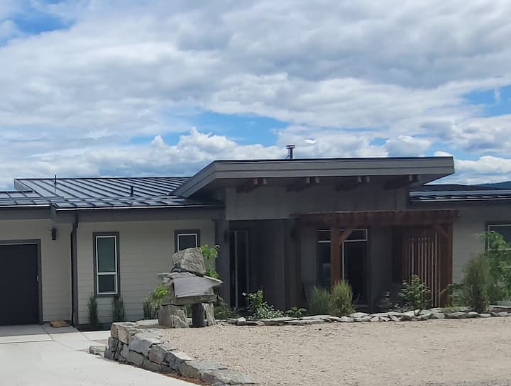 Modern Lake View Suite In Westshore Estates - Vernon