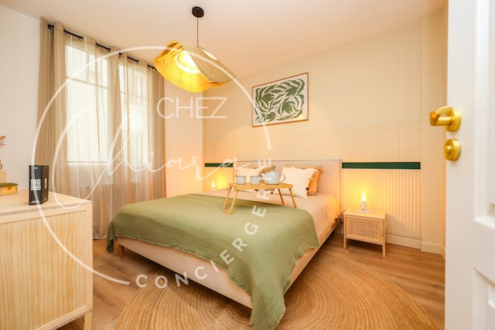 Prvi je krevet prostrani bračni krevet dimenzija 180 x 190 cm.